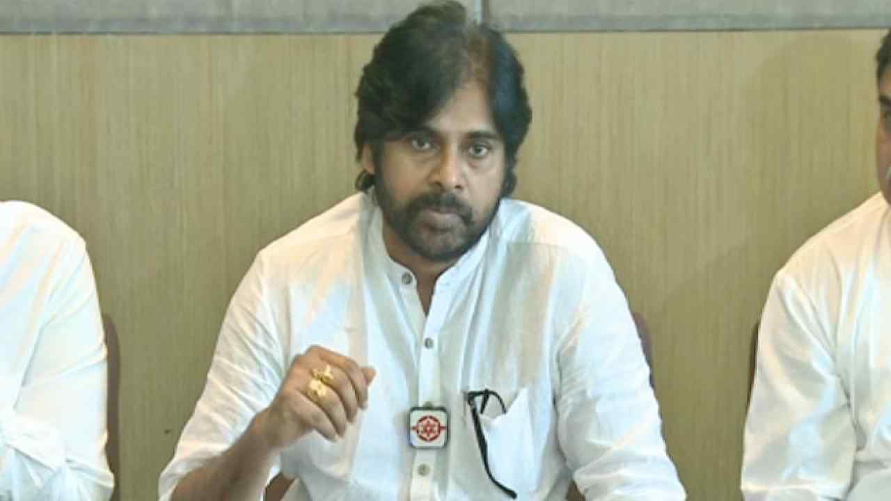 Pawan Kalyan: పవన్ కల్యాణ్కు పోలీసుల నోటీసులు.. పలు కార్యక్రమాలు రద్దు చేసుకున్న పవన్.. విశాఖ వదిలి వెళ్తారా? Pawan Kalyan: పవన్ కల్యాణ్కు పోలీసుల నోటీసులు.. పలు కార్యక్రమాలు రద్దు చేసుకున్న పవన్.. విశాఖ వదిలి వెళ్తారా?