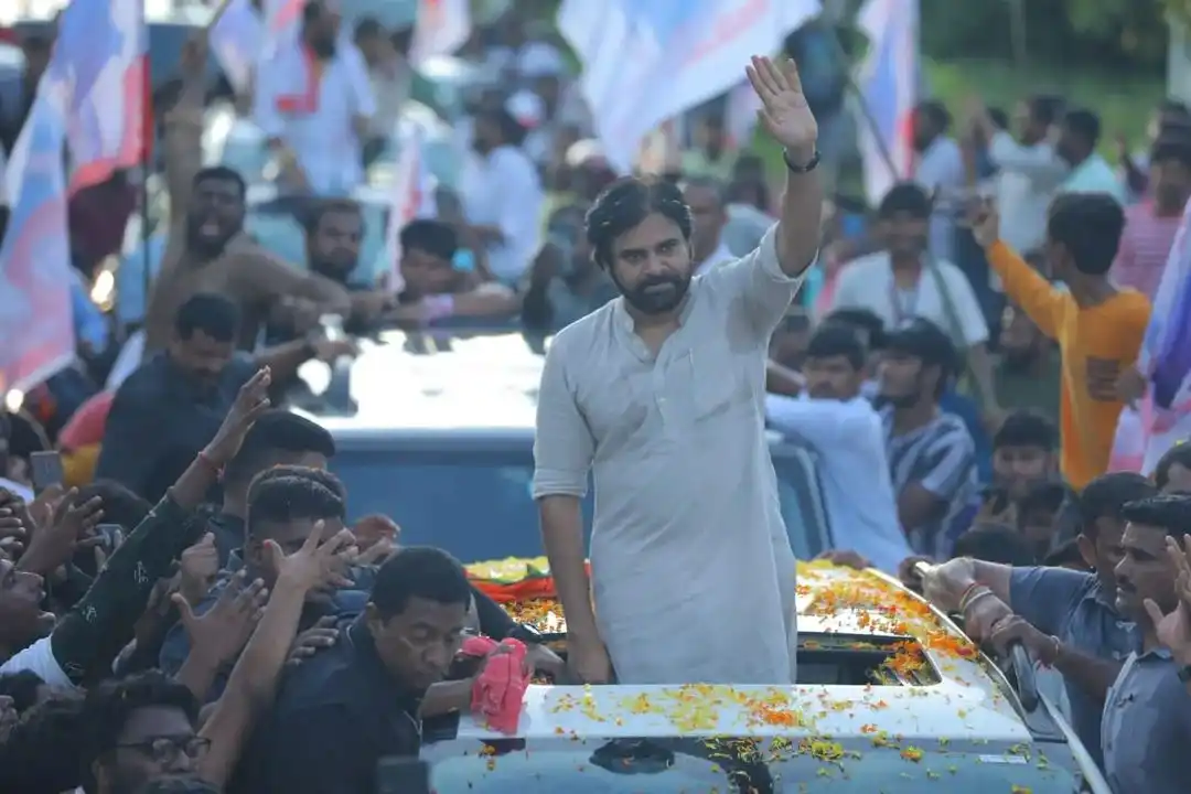 Pawan Kalyan gets Grand Welcome from fans at VizagPawan Kalyan gets Grand Welcome from fans at Vizag