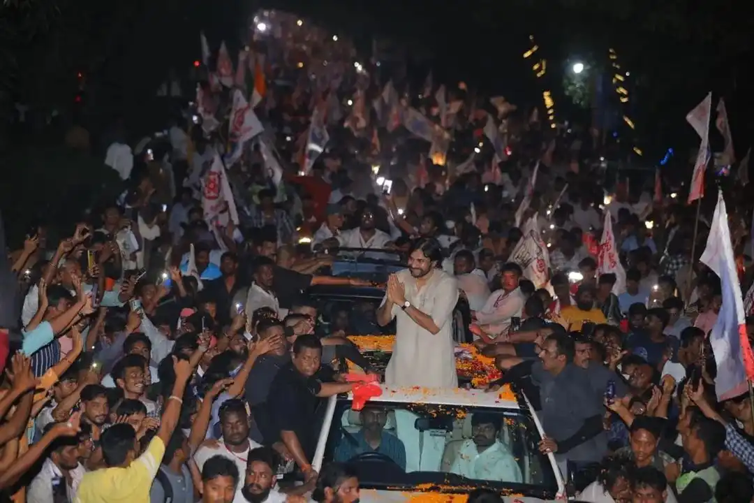 Pawan Kalyan gets Grand Welcome from fans at Vizag