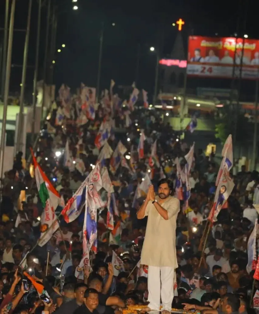 Pawan Kalyan gets Grand Welcome from fans at Vizag