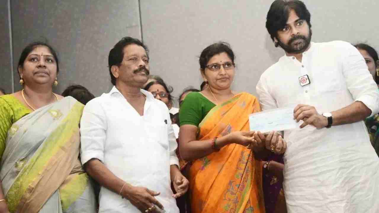 Pawan Kalyan: పార్టీ క్రియాశీలక సభ్యుల కుటుంబాలకు చెక్కులు పంపిణీ చేసిన పవన్ కల్యాణ్ (ఫొటో గ్యాలరీ)