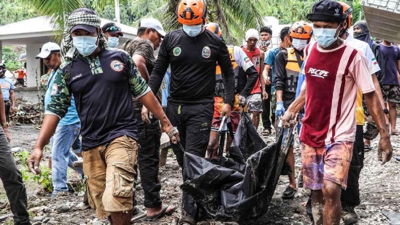 Philippine storm : తీవ్ర విషాదం నింపిన సునామీ భయం.. ప్రాణాలు కాపాడుకునేందుకు పర్వతం ఎక్కిన 80మంది దుర్మరణం Philippine storm : తీవ్ర విషాదం నింపిన సునామీ భయం.. ప్రాణాలు కాపాడుకునేందుకు పర్వతం ఎక్కిన 80మంది దుర్మరణం