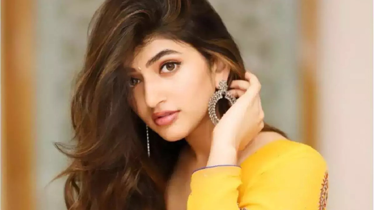 Sreeleela: హీరోయిన్ శ్రీలీల తల్లిపై పోలీస్ కేసులు! Sreeleela: హీరోయిన్ శ్రీలీల తల్లిపై పోలీస్ కేసులు!