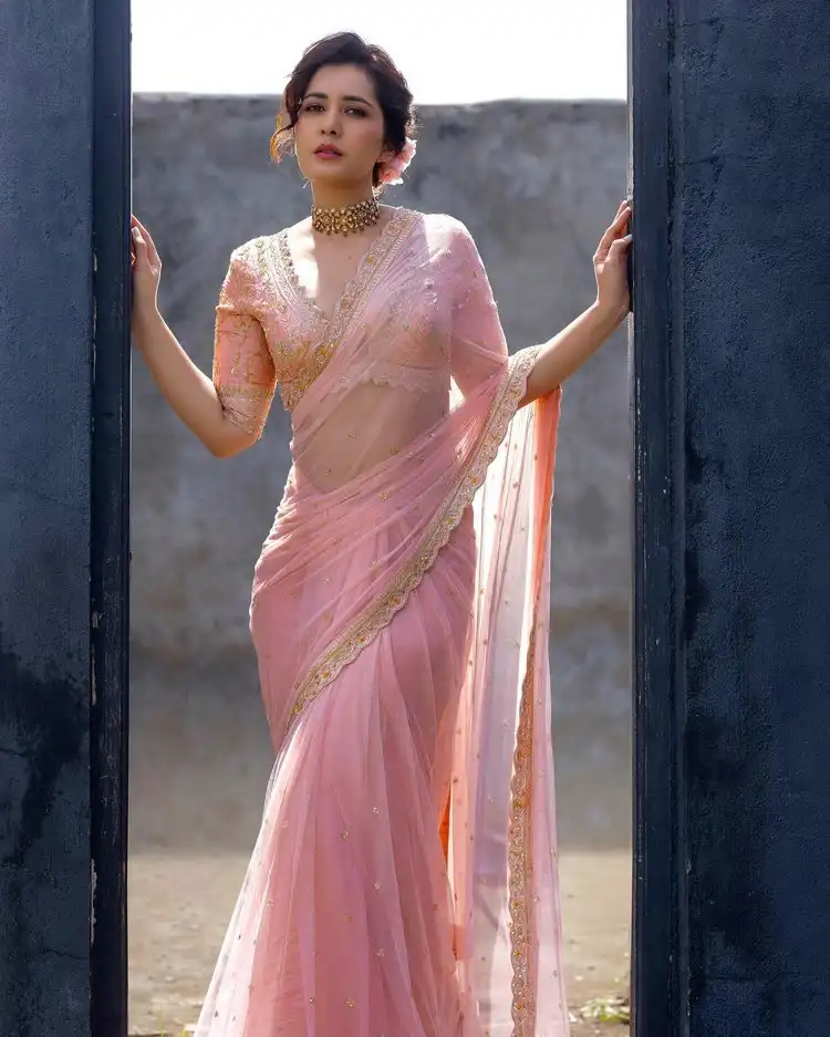Raashi Khanna Looks Gorgeous In Saree