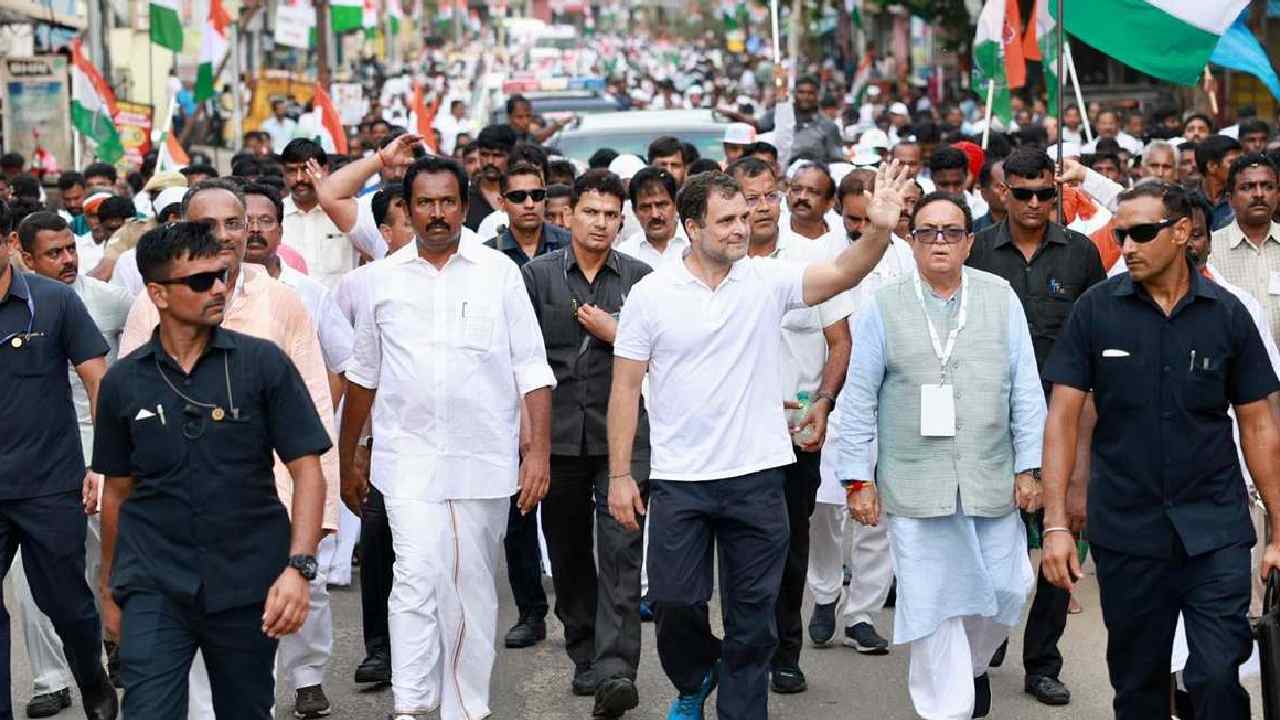 Rahul Gandhi: ‘భారత్ జోడో యాత్ర’ సిబ్బంది, సహాయకులకు రాహుల్ కానుకలు.. వెండి నాణేలు, స్వీట్లు బహూకరణ Rahul Gandhi: ‘భారత్ జోడో యాత్ర’ సిబ్బంది, సహాయకులకు రాహుల్ కానుకలు.. వెండి నాణేలు, స్వీట్లు బహూకరణ