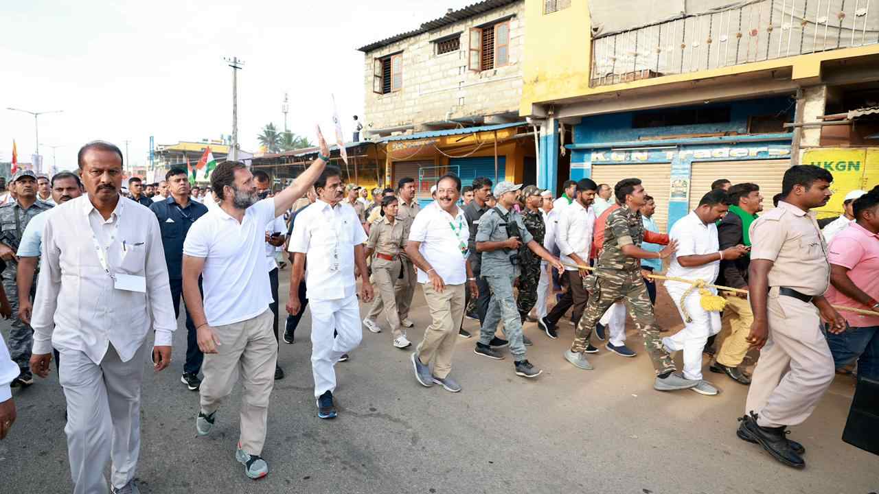 Bharat Jodo Yatra: కర్ణాటకలో కొనసాగుతున్న రాహుల్ గాంధీ భారత్ జోడో పాదయాత్ర.. భారీగా పాల్గొన్న కాంగ్రెస్ శ్రేణులు.. ఫొటో గ్యాలరీ