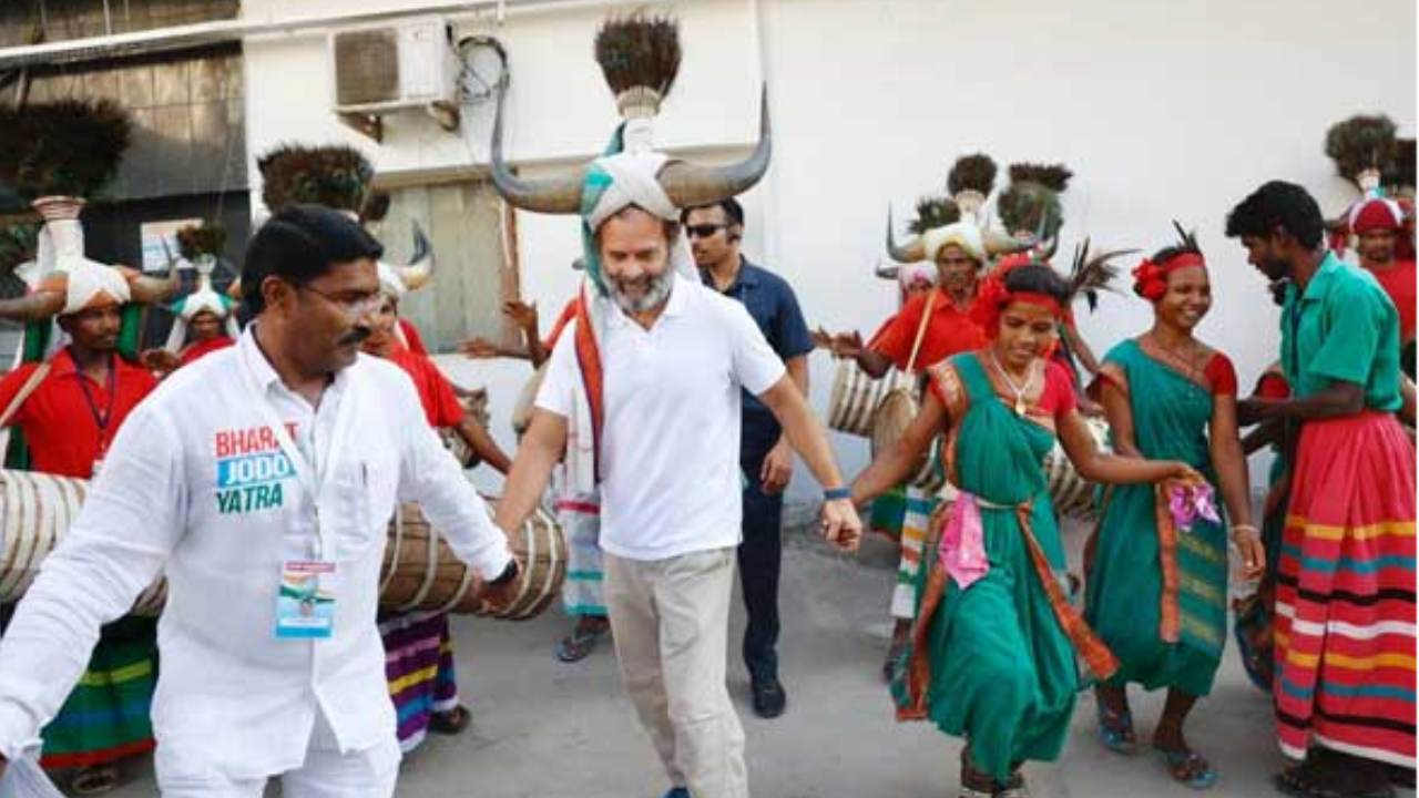 Rahul Gandhi Dance In Bharat Jodo Yatra : జోడో యాత్రలో జోష్ .. గిరిజనులతో కలిసి రాహుల్ డ్యాన్స్ Rahul Gandhi Dance In Bharat Jodo Yatra : జోడో యాత్రలో జోష్ .. గిరిజనులతో కలిసి రాహుల్ డ్యాన్స్