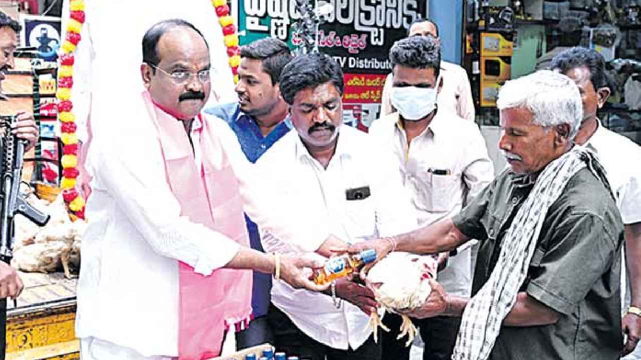 Rajanala Srihari : మనిషికో కోడి, క్వార్టర్ పంచిన టీఆర్ఎస్ నేతకు ఈసీ షాక్ Rajanala Srihari : మనిషికో కోడి, క్వార్టర్ పంచిన టీఆర్ఎస్ నేతకు ఈసీ షాక్