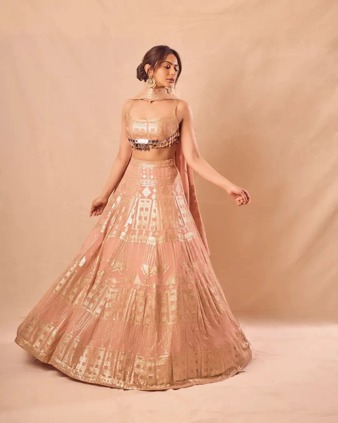 Rakul looks amazing in traditional look pics