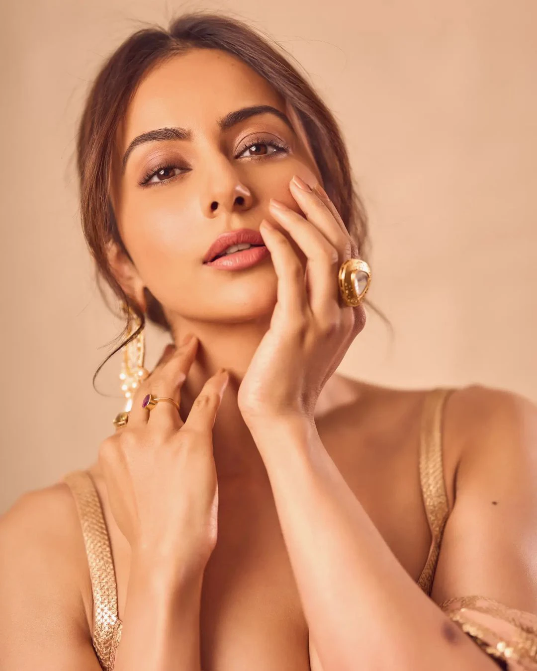 Rakul looks amazing in traditional look pics