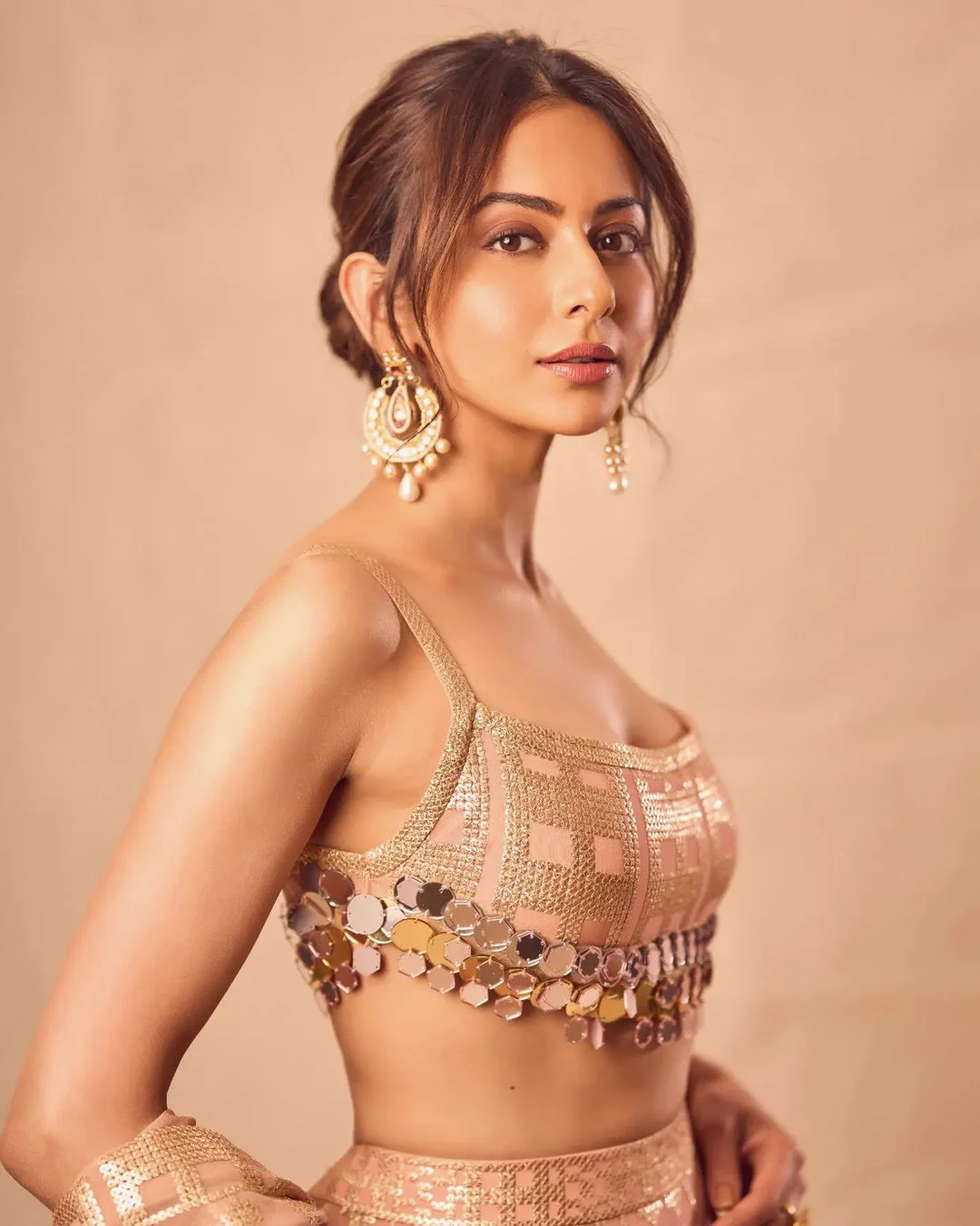 Rakul looks amazing in traditional look pics