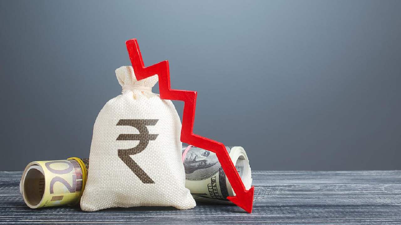Rupee Fell: అత్యంత కనిష్టానికి రూపాయి.. డాలరుతో 83కు చేరువలో భారత కరెన్సీ Rupee Fell: అత్యంత కనిష్టానికి రూపాయి.. డాలరుతో 83కు చేరువలో భారత కరెన్సీ