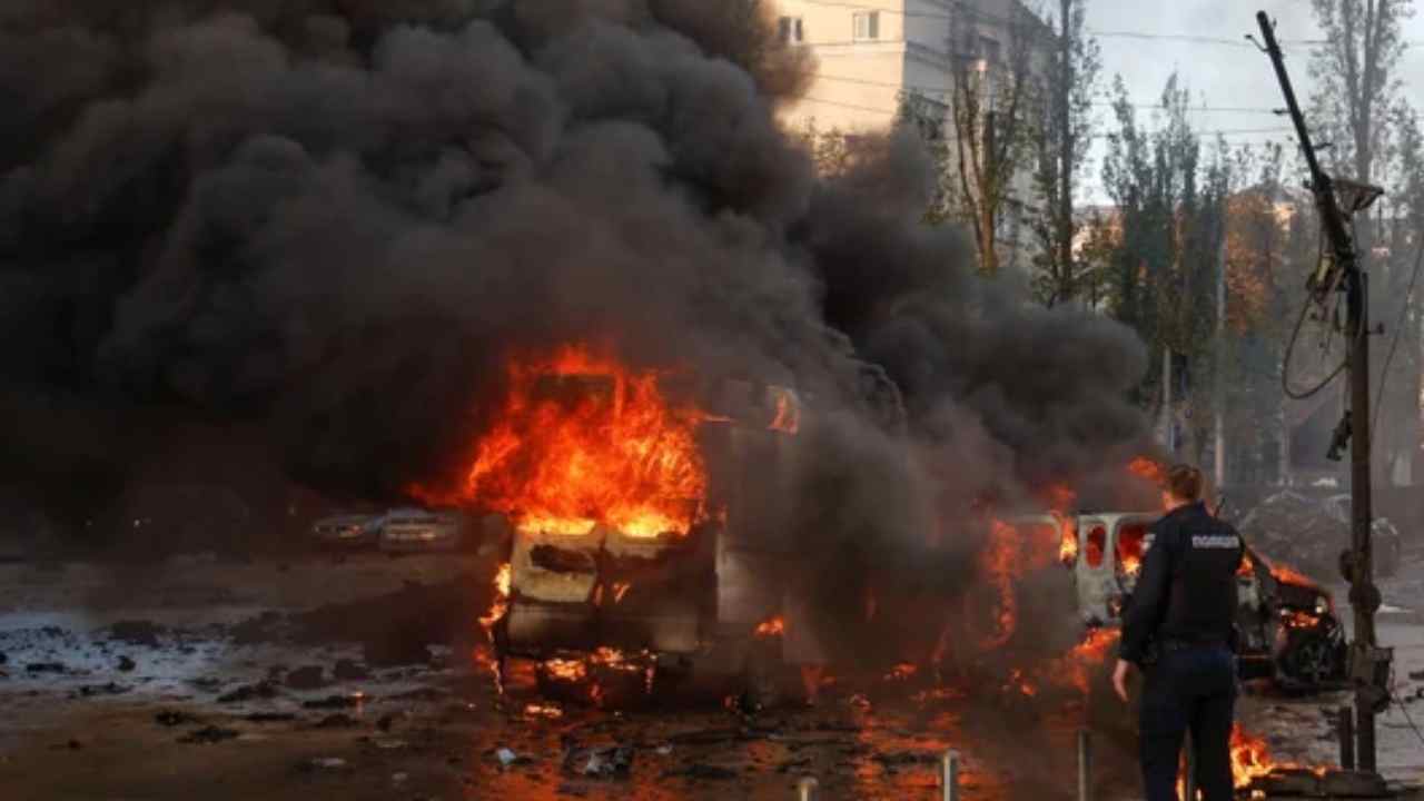 Russia vs Ukraine War: తీవ్రరూపం దాల్చుతున్న రష్యా-యుక్రెయిన్ యుద్ధం.. మేమున్నామంటూ జెలెన్స్కీకి జో బైడెన్ హామీ.. నేడు జీ7 దేశాల నేతల సమావేశం.. Russia vs Ukraine War: తీవ్రరూపం దాల్చుతున్న రష్యా-యుక్రెయిన్ యుద్ధం.. మేమున్నామంటూ జెలెన్స్కీకి జో బైడెన్ హామీ.. నేడు జీ7 దేశాల నేతల సమావేశం..
