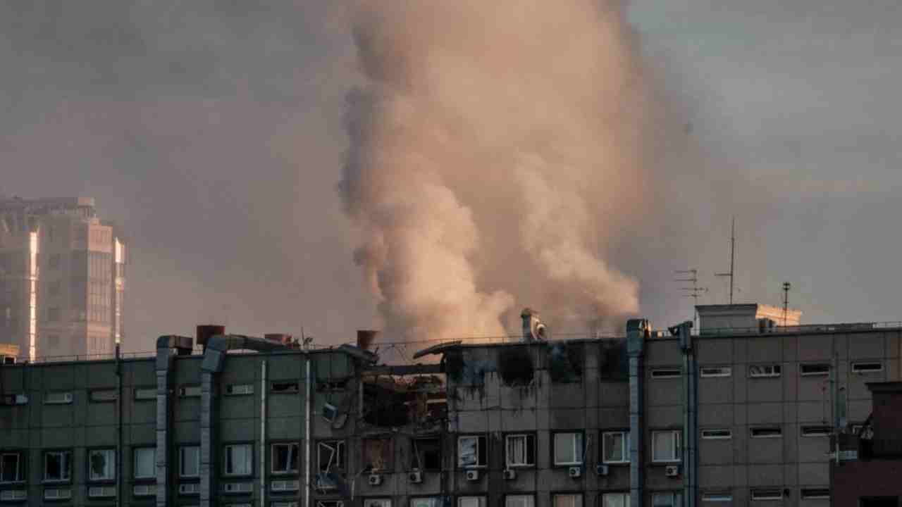 Russia vs Ukraine War: మరోసారి పేలుళ్లతో దద్దరిల్లిన యుక్రెయిన్ రాజధాని కీవ్.. కామికేజ్ డ్రోన్లు ఉపయోగం.. Russia vs Ukraine War: మరోసారి పేలుళ్లతో దద్దరిల్లిన యుక్రెయిన్ రాజధాని కీవ్.. కామికేజ్ డ్రోన్లు ఉపయోగం..