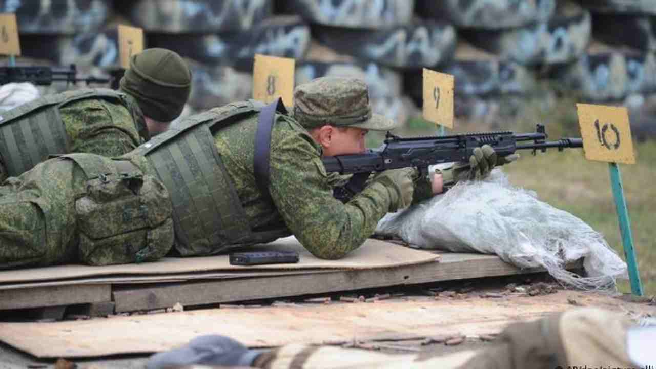 Russian Soldiers Killed: రష్యా సైనిక శిక్షణా కేంద్రంపై కాల్పులు.. 11 మంది మృతి.. కాల్పులు జరిపింది ఎవరంటే? Russian Soldiers Killed: రష్యా సైనిక శిక్షణా కేంద్రంపై కాల్పులు.. 11 మంది మృతి.. కాల్పులు జరిపింది ఎవరంటే?