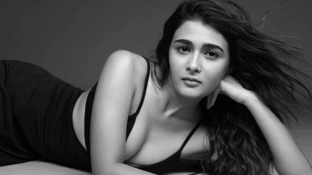 Shalini Pandey: అలాంటి పాత్రలో షాలిని పాండే.. అందాలను చూసేందుకు ఉవ్విళ్లూరుతున్న ఫ్యాన్స్! Shalini Pandey: అలాంటి పాత్రలో షాలిని పాండే.. అందాలను చూసేందుకు ఉవ్విళ్లూరుతున్న ఫ్యాన్స్!