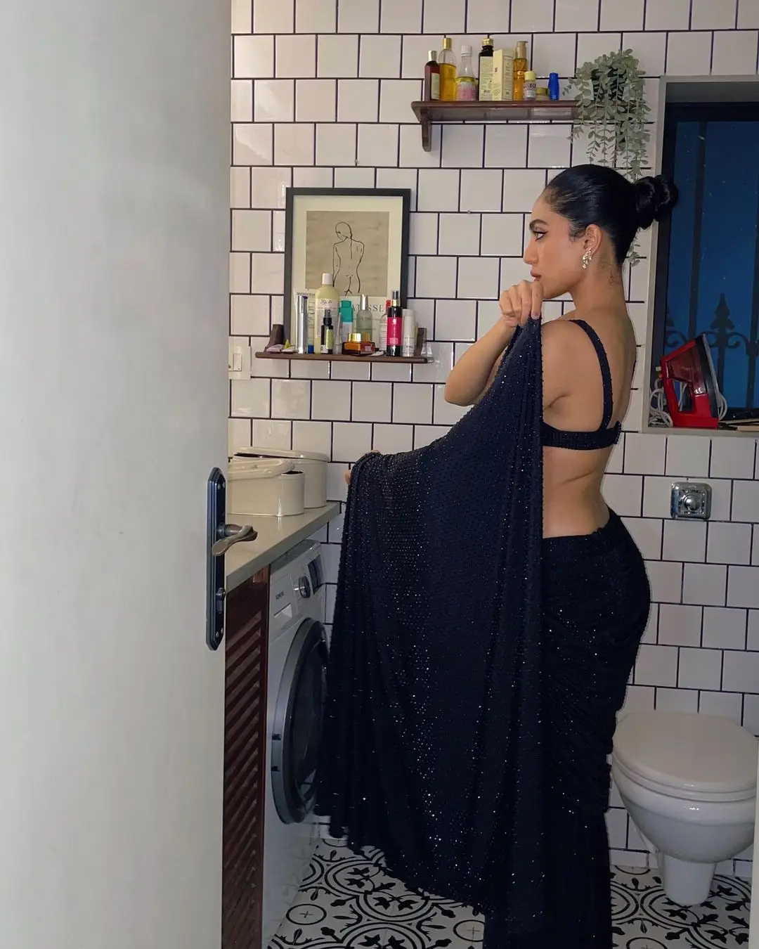 Sobhitha Dhulipala showing her beauty in Saree