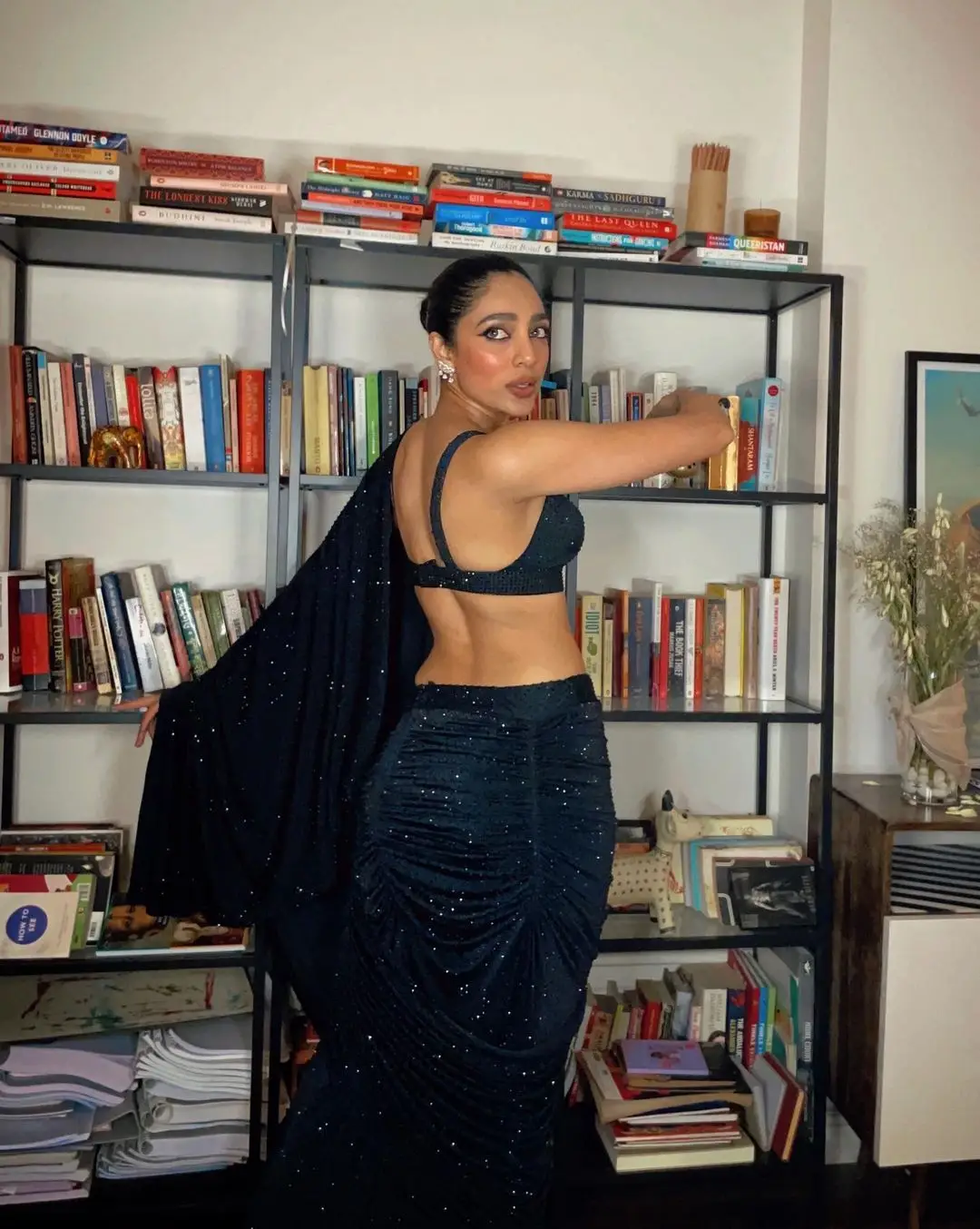 Sobhitha Dhulipala showing her beauty in Saree