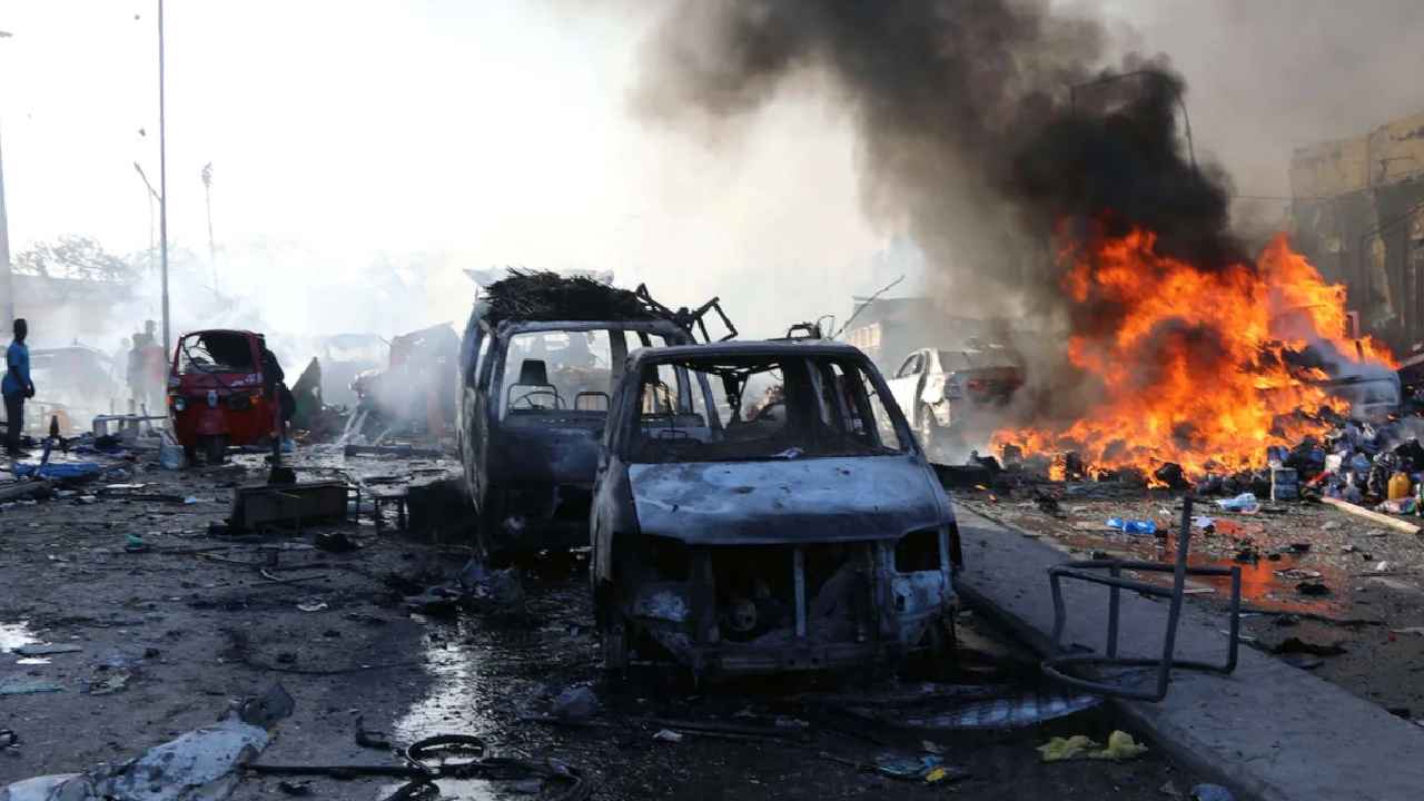 Somalia Bomb Explosions : భారీ బాంబు పేలుళ్లతో దద్దరిల్లిన సోమాలియా.. 100మంది మృతి Somalia Bomb Explosions : భారీ బాంబు పేలుళ్లతో దద్దరిల్లిన సోమాలియా.. 100మంది మృతి