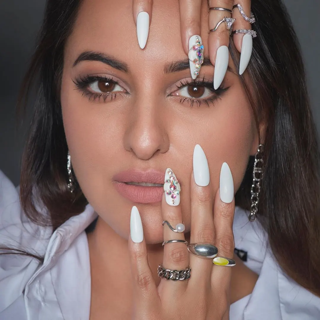 Sonakshi Sinha shows her thighs Beauty