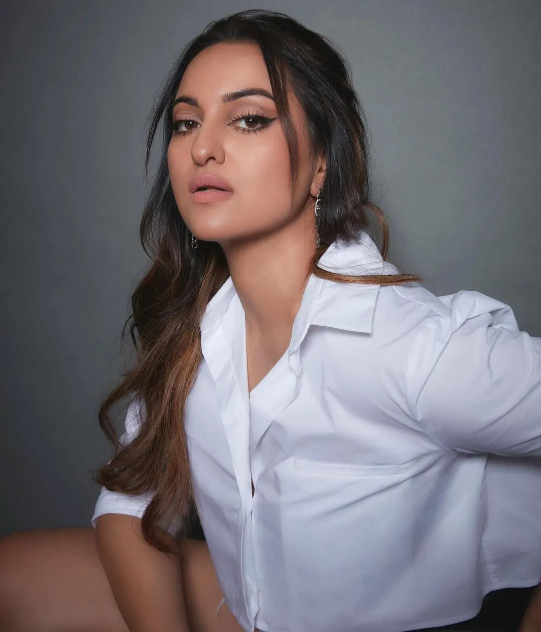 Sonakshi Sinha shows her thighs Beauty