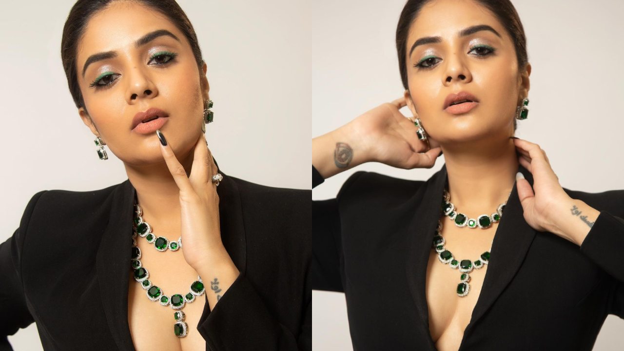 Sreemukhi: బ్లాక్ డ్రెస్‌లో ఎద అందాలను ఎరగా వేస్తోన్న శ్రీముఖి!