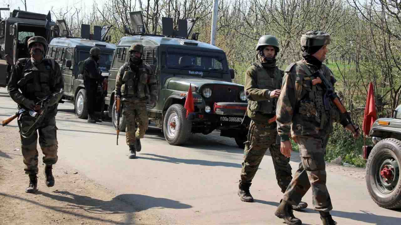 Terrorist Attack: కాశ్మీర్లో తీవ్రవాద దాడి.. పోలీసు మృతి.. జవానుకు గాయాలు Terrorist Attack: కాశ్మీర్లో తీవ్రవాద దాడి.. పోలీసు మృతి.. జవానుకు గాయాలు