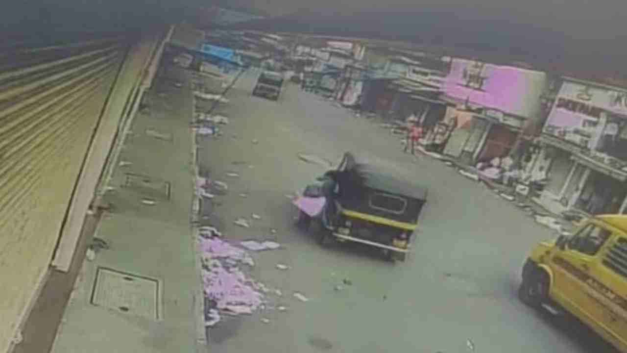 Maharashtra: థానేలో దారుణ ఘటన.. విద్యార్థినిని వేదింపులకు గురిచేసి ఈడ్చుకెళ్లిన ఆటో డ్రైవర్.. వీడియో వైరల్ Maharashtra: థానేలో దారుణ ఘటన.. విద్యార్థినిని వేదింపులకు గురిచేసి ఈడ్చుకెళ్లిన ఆటో డ్రైవర్.. వీడియో వైరల్