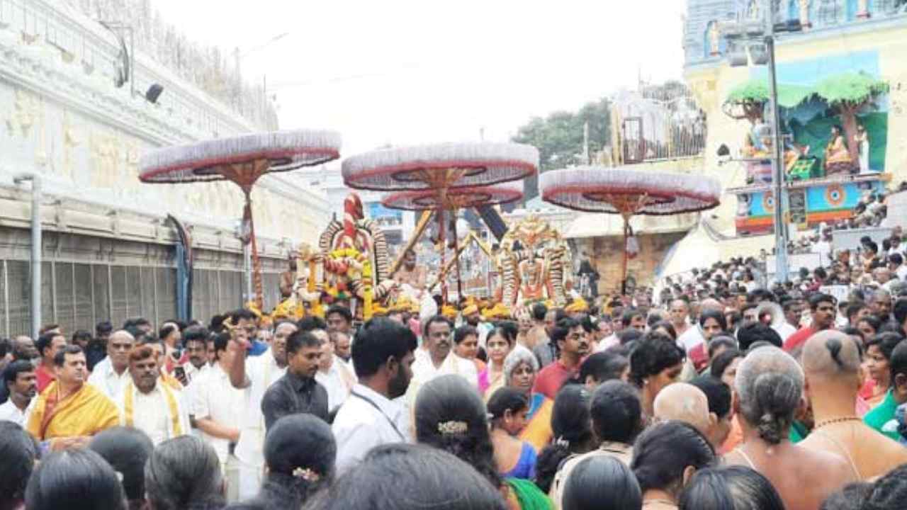 Tirumala Brahmotsavam: వైభవంగా శ్రీవారి బ్రహ్మోత్సవాలు.. మోహినీ అవతారంలో భక్తులకు దర్శనమిచ్చిన స్వామివారు.. Tirumala Brahmotsavam: వైభవంగా శ్రీవారి బ్రహ్మోత్సవాలు.. మోహినీ అవతారంలో భక్తులకు దర్శనమిచ్చిన స్వామివారు..