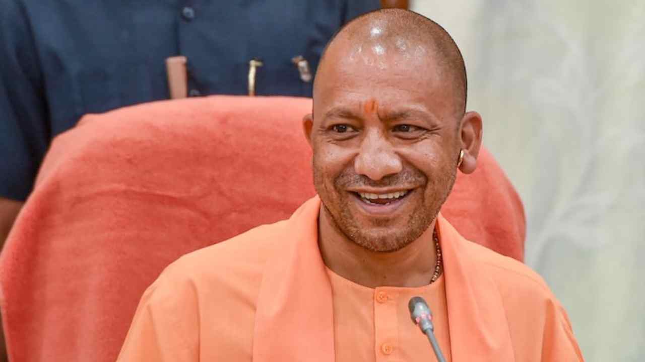Yogi Adithyanath: చిరుతకు పాలు తాగించిన సీఎం యోగి ఆదిత్యనాథ్ .. వీడియో వైరల్.. Yogi Adithyanath: చిరుతకు పాలు తాగించిన సీఎం యోగి ఆదిత్యనాథ్ .. వీడియో వైరల్..