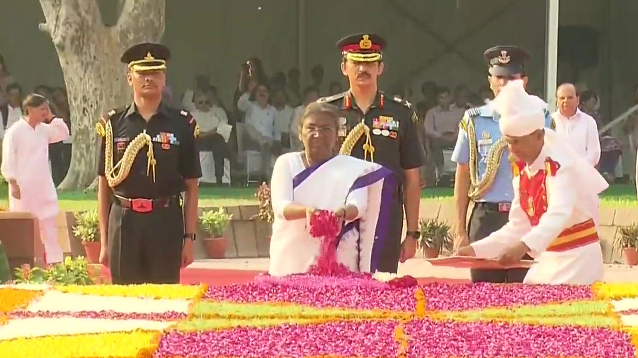 #GandhiJayanti: రాజ్‌ఘాట్‌ వద్ద మహాత్మగాంధీకి నివాళులు అర్పించిన రాష్ట్రపతి ముర్ము