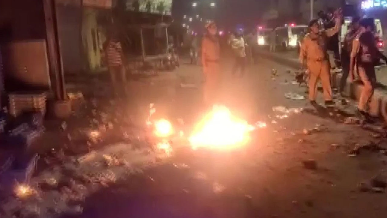 Gujarat: వడోదరలో అల్లర్లు.. అదుపు చేసేందుకు వచ్చిన పోలీసులపై పెట్రోల్ బాంబులు Gujarat: వడోదరలో అల్లర్లు.. అదుపు చేసేందుకు వచ్చిన పోలీసులపై పెట్రోల్ బాంబులు