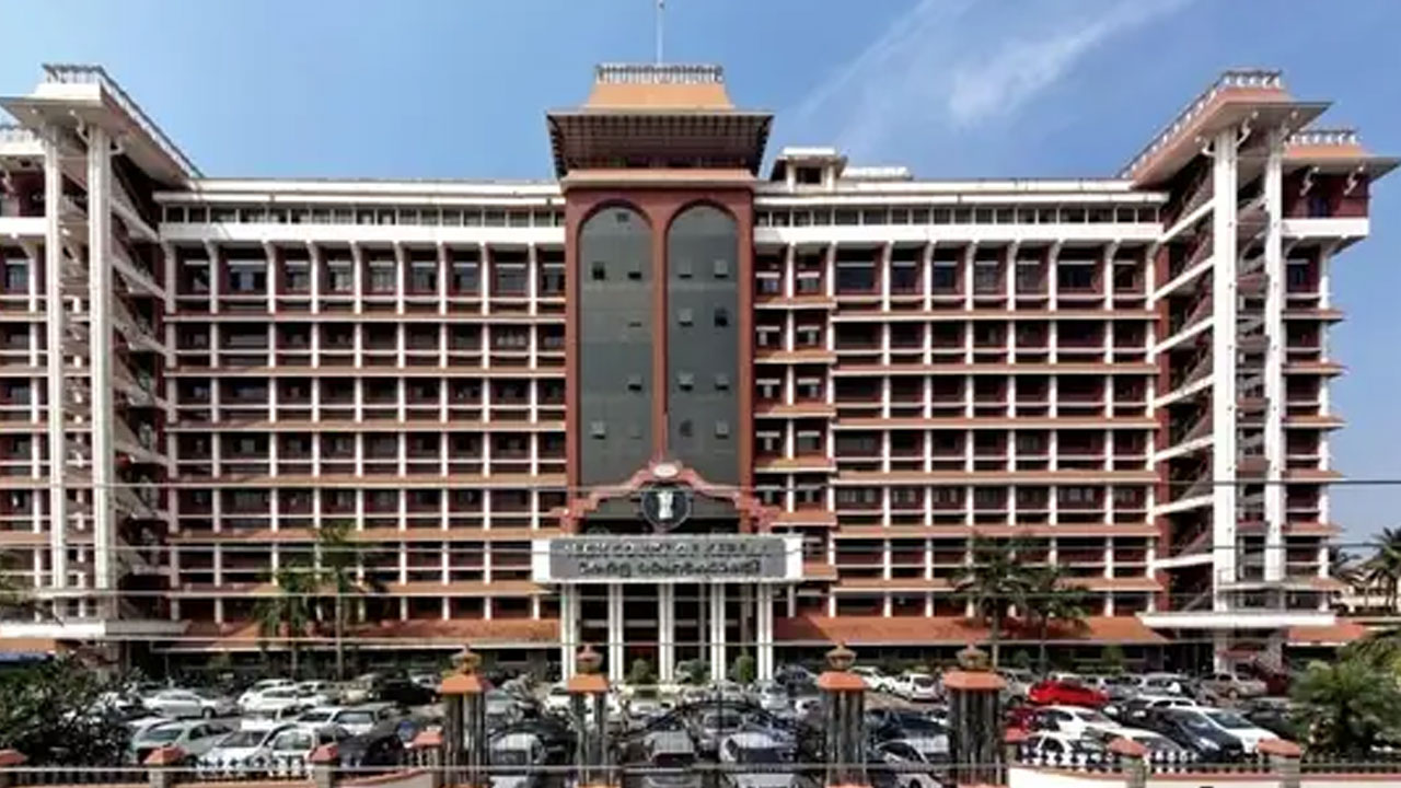 Kerala: రాజీనామా చేయాలంటూ గవర్నర్ నోటీసులు.. 9 యూనివర్సిటీల వీసీలకు హైకోర్టులో ఊరట