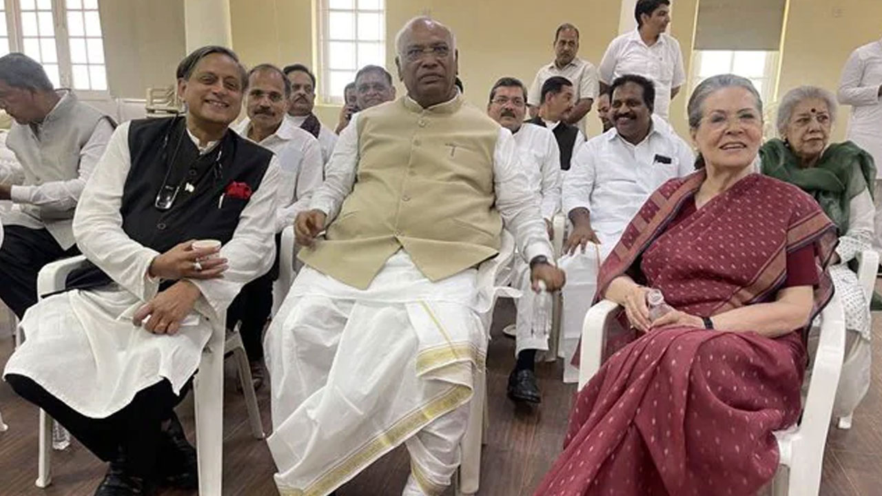 Shashi Tharoor: సోషల్ మీడియాలో ఖర్గే, సోనియాతో తీసుకున్న ఫొటో షేర్ చేసిన శశి థరూర్ Shashi Tharoor: సోషల్ మీడియాలో ఖర్గే, సోనియాతో తీసుకున్న ఫొటో షేర్ చేసిన శశి థరూర్