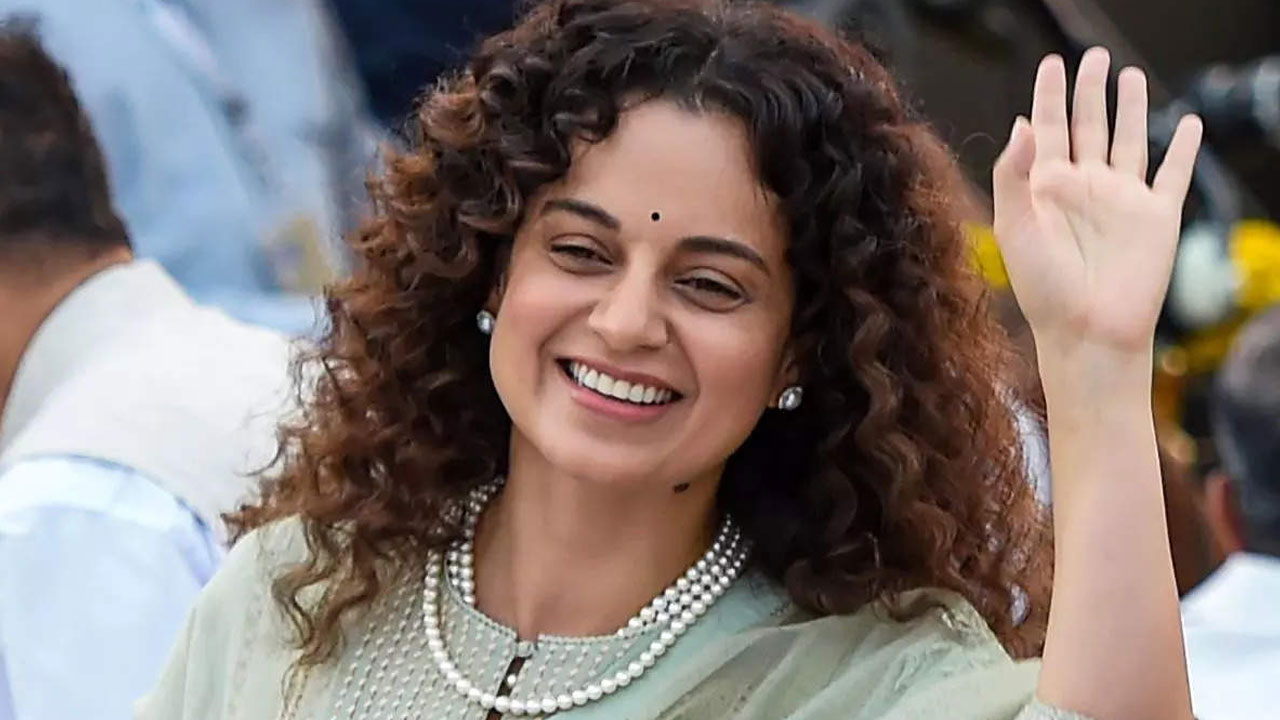 Kangana Ranaut: రాజకీయాల్లోకి కంగనా రనౌత్.. 2024లో పోటీపై స్పష్టతనిచ్చిన క్వీన్ Kangana Ranaut: రాజకీయాల్లోకి కంగనా రనౌత్.. 2024లో పోటీపై స్పష్టతనిచ్చిన క్వీన్