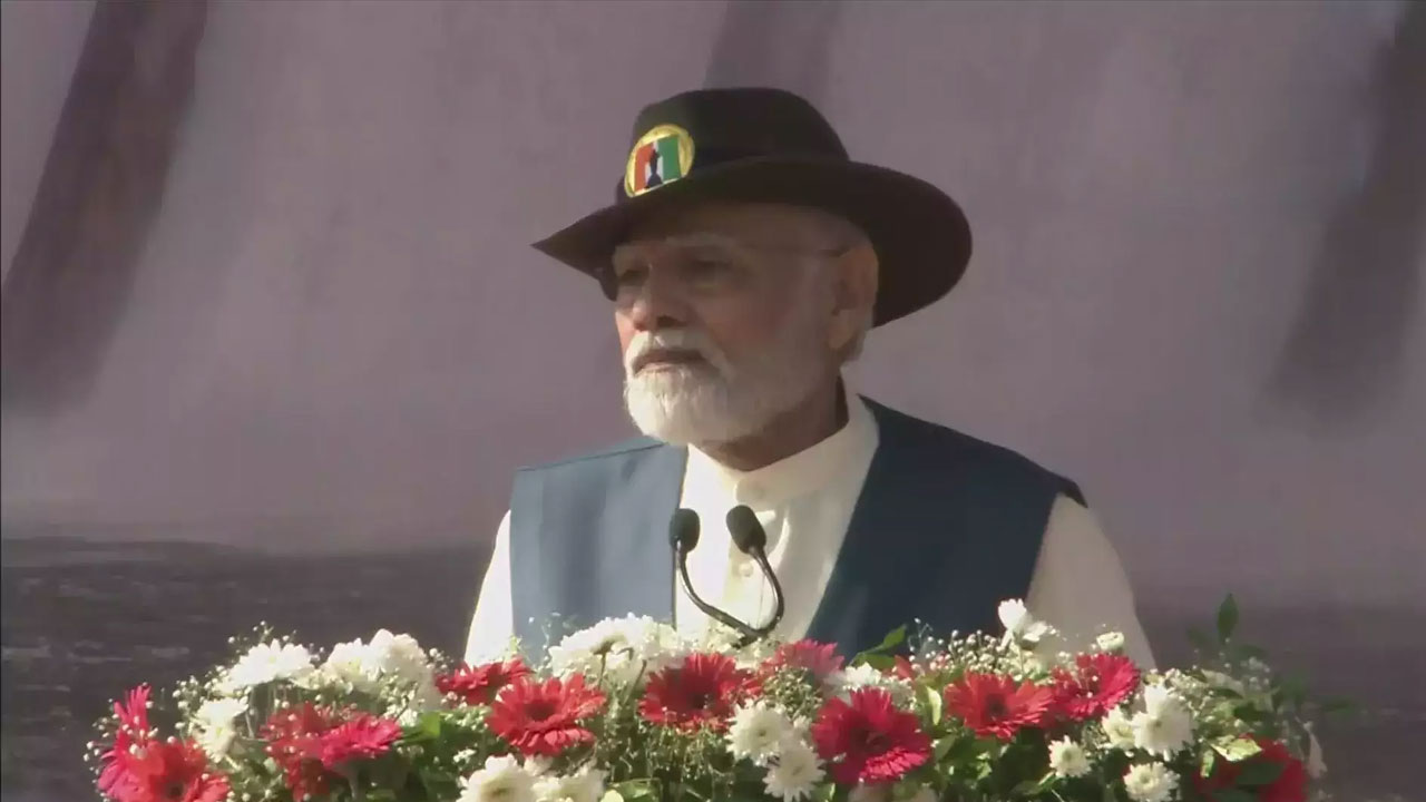 PM Modi: మన ఎదుగుదల చూసి ఓర్వలేక కులాన్ని మతాన్ని ఎగదోస్తున్నారు.. మోదీ ఫైర్ PM Modi: మన ఎదుగుదల చూసి ఓర్వలేక కులాన్ని మతాన్ని ఎగదోస్తున్నారు.. మోదీ ఫైర్