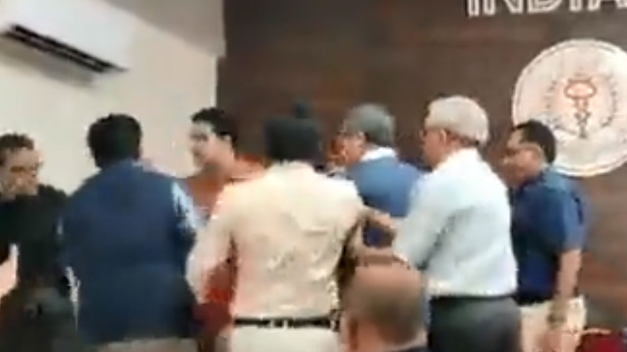 Madhya Pradesh: ఐఎంఏ వార్షిక సమావేశంలో కొట్టుకున్న డాక్టర్లు Madhya Pradesh: ఐఎంఏ వార్షిక సమావేశంలో కొట్టుకున్న డాక్టర్లు