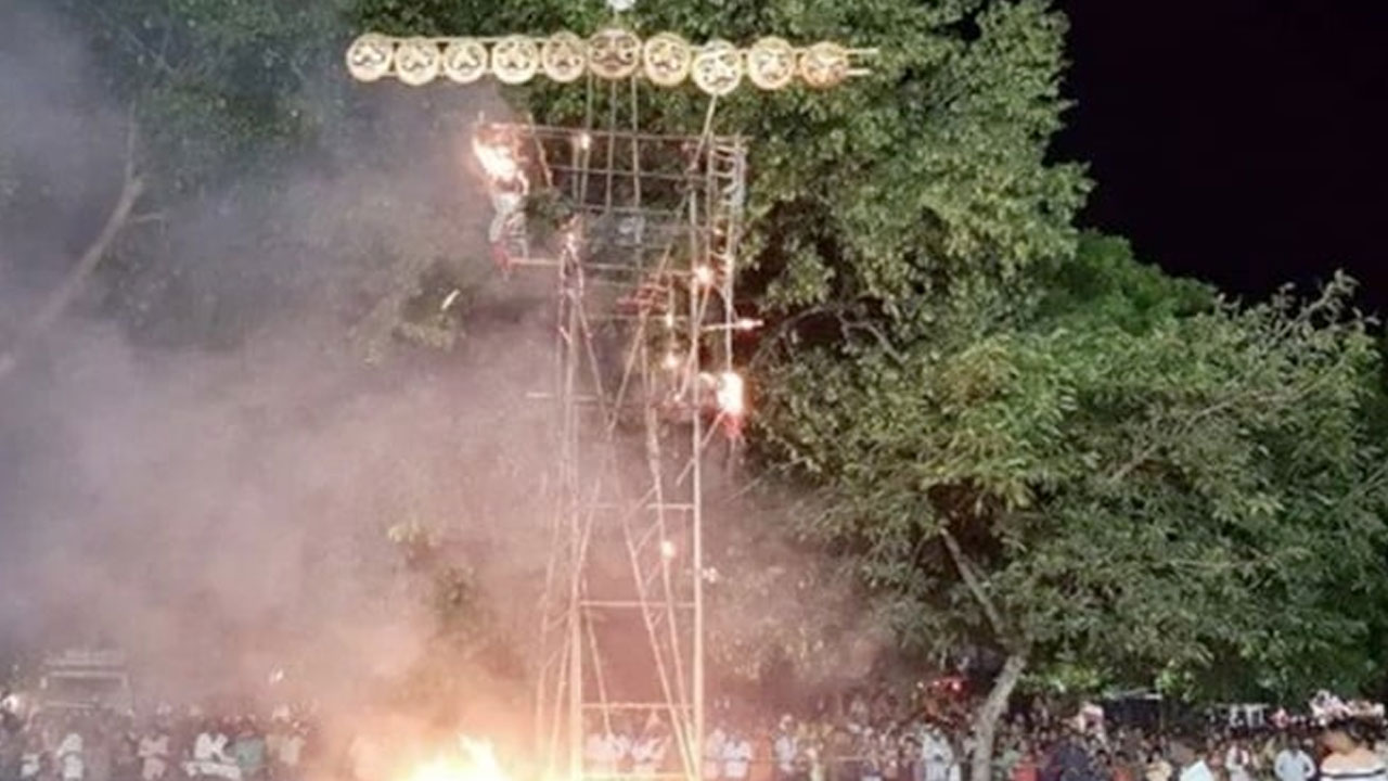 Unburnt Ravan Heads: రావణుడి 10 తలలు కాలలేదని ఒక ఉద్యోగి సస్పెండ్.. నలుగురు అధికారులకు నోటీసులు Unburnt Ravan Heads: రావణుడి 10 తలలు కాలలేదని ఒక ఉద్యోగి సస్పెండ్.. నలుగురు అధికారులకు నోటీసులు