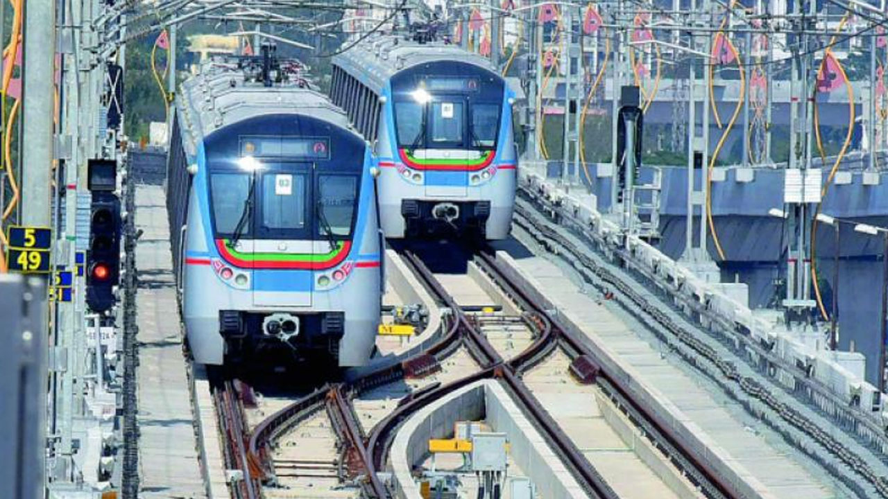 Hyderabad Metro: ఓల్డ్ సిటీకి మెట్రో రైల్పై అధికారుల కసరత్తు షురూ.. ఈ ప్రాంతాల్లో మెట్రో స్టేషన్లు Hyderabad Metro: ఓల్డ్ సిటీకి మెట్రో రైల్పై అధికారుల కసరత్తు షురూ.. ఈ ప్రాంతాల్లో మెట్రో స్టేషన్లు