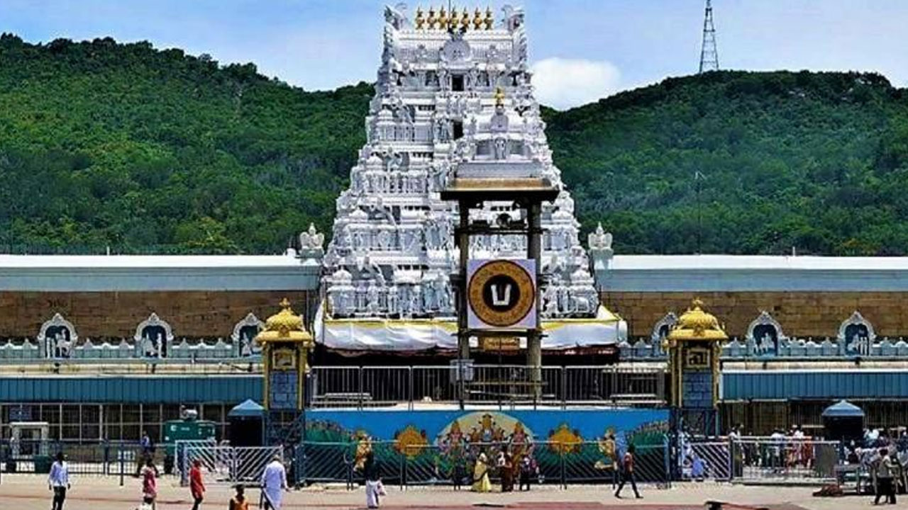 Tirupati: తిరుమలలో పెరిగిన భక్తుల రద్దీ Tirupati: తిరుమలలో పెరిగిన భక్తుల రద్దీ