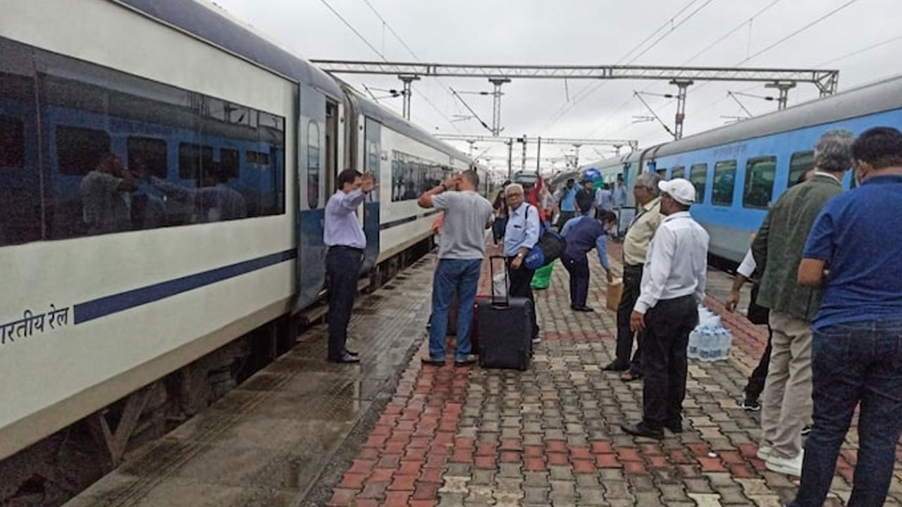 Vande Bharat Express: వరుసగా మూడో రోజూ ఆగిన వందే భారత్ ఎక్స్ప్రెస్ రైలు Vande Bharat Express: వరుసగా మూడో రోజూ ఆగిన వందే భారత్ ఎక్స్ప్రెస్ రైలు