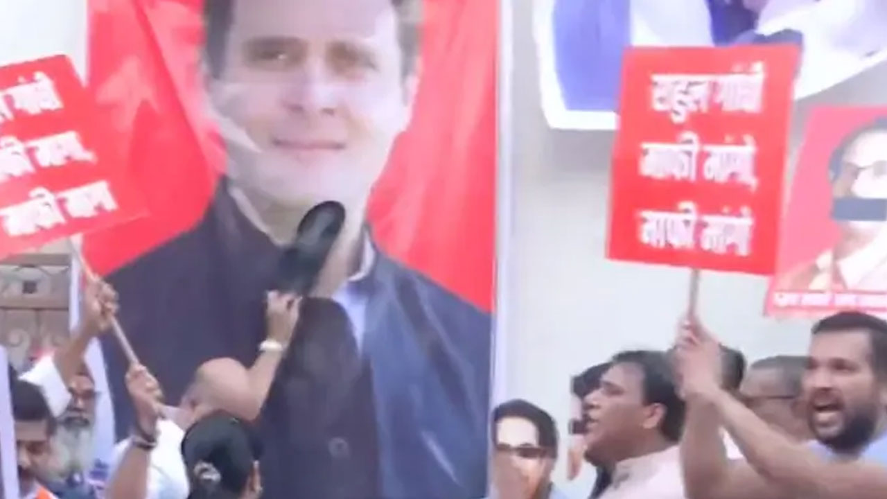 Hurl Shoes At Rahul Posters: రాహుల్ ఫొటోలపై చెప్పులు విసురుతూ, ఇంకు చల్లుతూ బీజేపీ కార్యకర్తల హల్చల్ Hurl Shoes At Rahul Posters: రాహుల్ ఫొటోలపై చెప్పులు విసురుతూ, ఇంకు చల్లుతూ బీజేపీ కార్యకర్తల హల్చల్