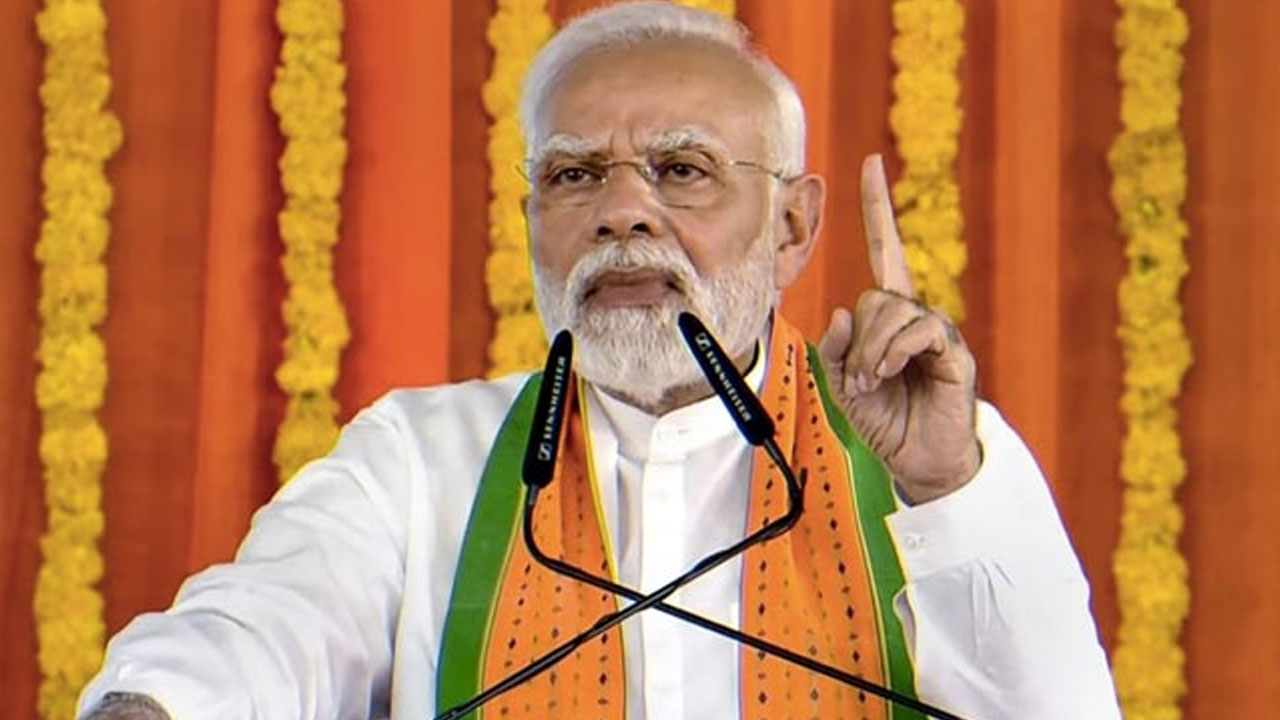 Gujarat Polls: ఆప్ను అర్బన్ నక్సల్స్తో పోలుస్తూ విరుచుకుపడ్డ ప్రధాని మోదీ Gujarat Polls: ఆప్ను అర్బన్ నక్సల్స్తో పోలుస్తూ విరుచుకుపడ్డ ప్రధాని మోదీ