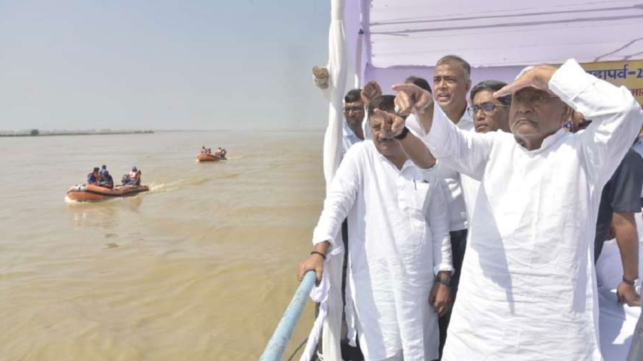 Bihar: స్తంభాన్ని ఢీకొట్టిన సీఎం ప్రయాణిస్తున్న పడవ.. తృటిలో తప్పిన పెను ప్రమాదం Bihar: స్తంభాన్ని ఢీకొట్టిన సీఎం ప్రయాణిస్తున్న పడవ.. తృటిలో తప్పిన పెను ప్రమాదం