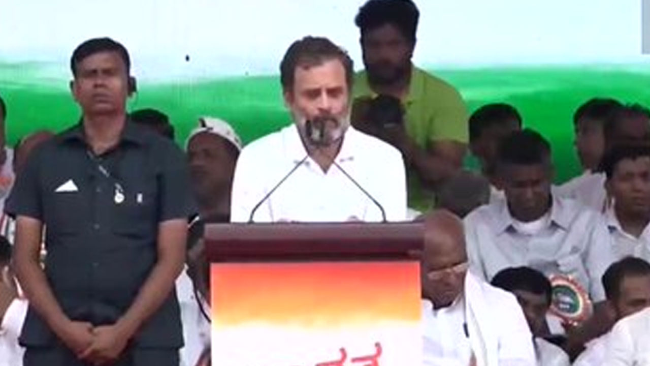 Bharat Jodo Yatra: ఆర్ఎస్ఎస్-బీజేపీ భావజాలమే దేశాన్ని ముక్కలు చేస్తోంది.. బళ్లారి మెగా ర్యాలీలో రాహుల్ గాంధీ Bharat Jodo Yatra: ఆర్ఎస్ఎస్-బీజేపీ భావజాలమే దేశాన్ని ముక్కలు చేస్తోంది.. బళ్లారి మెగా ర్యాలీలో రాహుల్ గాంధీ