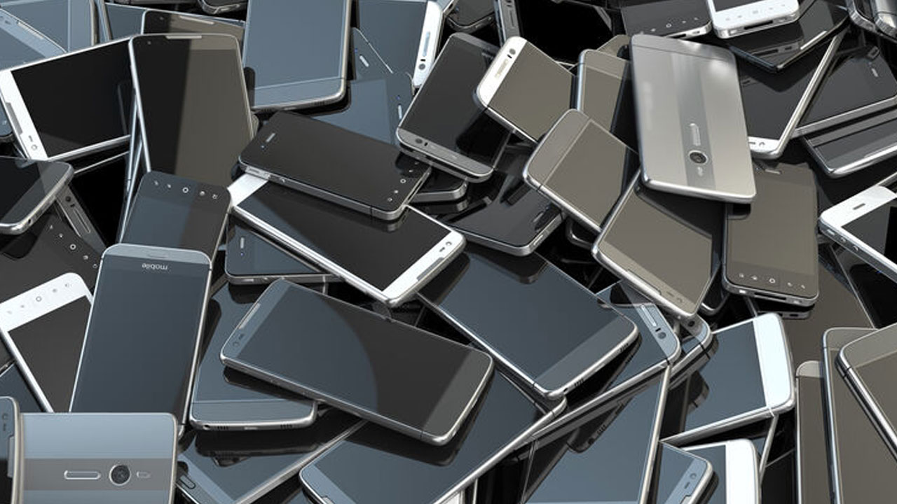 E-Waste: ఒక్క ఏడాదిలోనే చెత్తకుప్పలో పడ్డ 530 కోట్ల మొబైల్ ఫోన్స్..! E-Waste: ఒక్క ఏడాదిలోనే చెత్తకుప్పలో పడ్డ 530 కోట్ల మొబైల్ ఫోన్స్..!