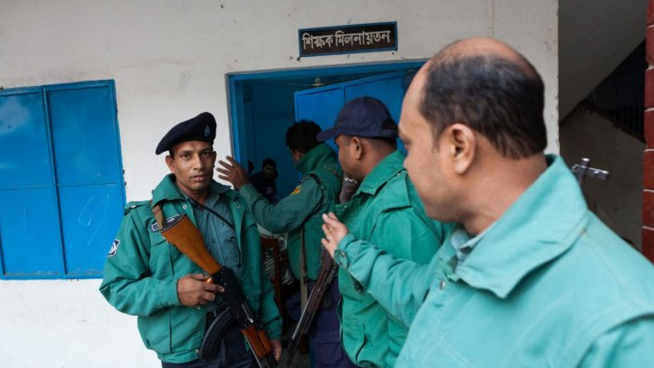 Bangladesh: దొంగతనం అయితే చేశాడు కానీ.. ఎలా తప్పించుకోవాలో తెలీక పోలీసులకు ఫోన్ చేసి సాయం కోరిన దొంగ Bangladesh: దొంగతనం అయితే చేశాడు కానీ.. ఎలా తప్పించుకోవాలో తెలీక పోలీసులకు ఫోన్ చేసి సాయం కోరిన దొంగ