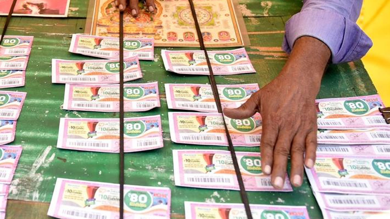 Lottery: అప్పుల్లో కూరుకుపోయి, బ్యాంకు నోటీసు వచ్చిన కొద్ది సమయానికే భారీ లాటరీ తగిలింది Lottery: అప్పుల్లో కూరుకుపోయి, బ్యాంకు నోటీసు వచ్చిన కొద్ది సమయానికే భారీ లాటరీ తగిలింది