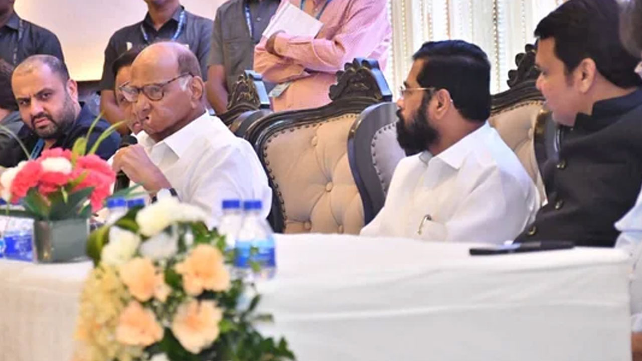 Maharashtra: విందులో ఒక్కటైన పవార్, షిండే, ఫడ్నవీస్.. మహా రాజకీయాల్లో కలకలం Maharashtra: విందులో ఒక్కటైన పవార్, షిండే, ఫడ్నవీస్.. మహా రాజకీయాల్లో కలకలం
