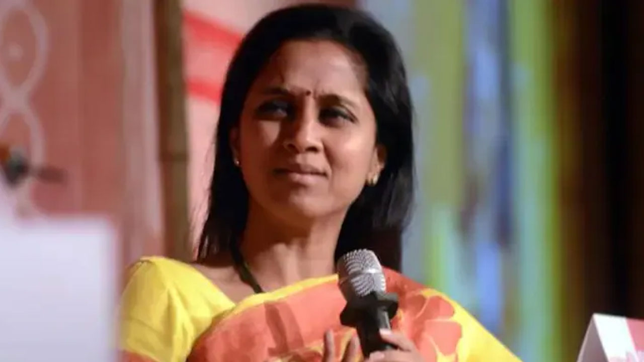 Supriya Sule: ట్రాఫిక్ జాంలో ఇరుక్కున్న సుప్రియా సూలె.. కారు దిగి ఏం చేశారో తెలుసా? Supriya Sule: ట్రాఫిక్ జాంలో ఇరుక్కున్న సుప్రియా సూలె.. కారు దిగి ఏం చేశారో తెలుసా?